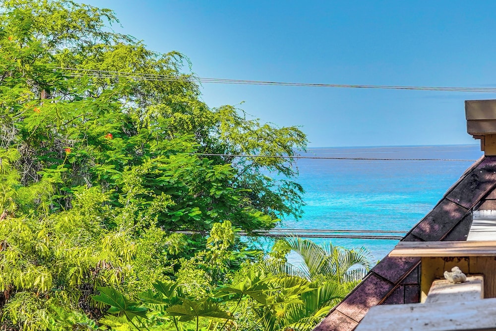 < 1 Mi to Magic Sands Beach: Condo w/ Pool Access!