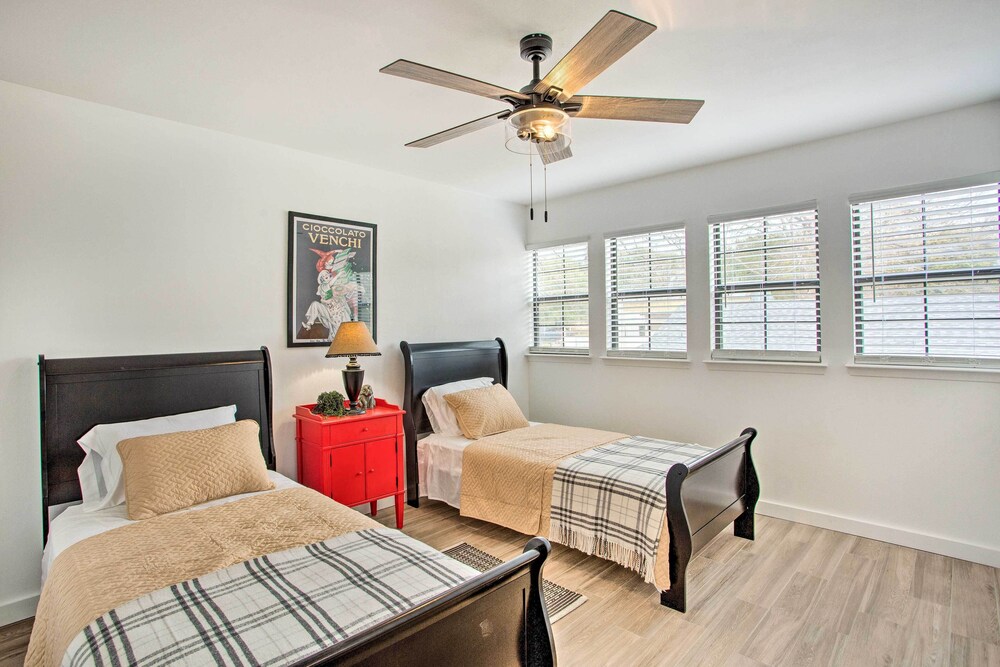 Palestine Vacations - Lakefront Frankston Home w/ Guest Studio! - Property Image 4
