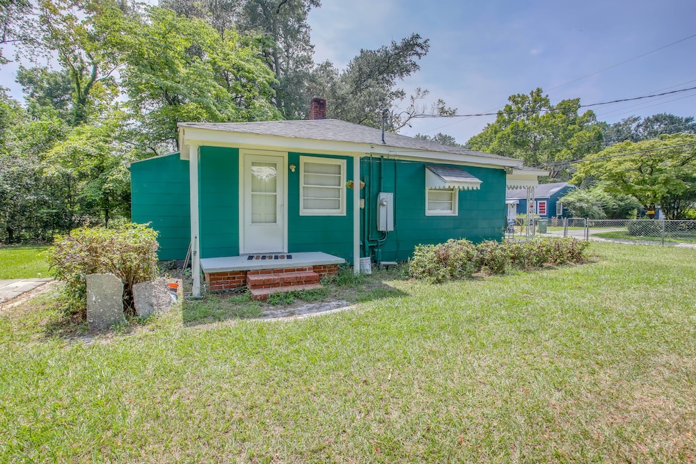 Mid-century Wilmington Cottage: 3 Mi to Riverwalk view 5