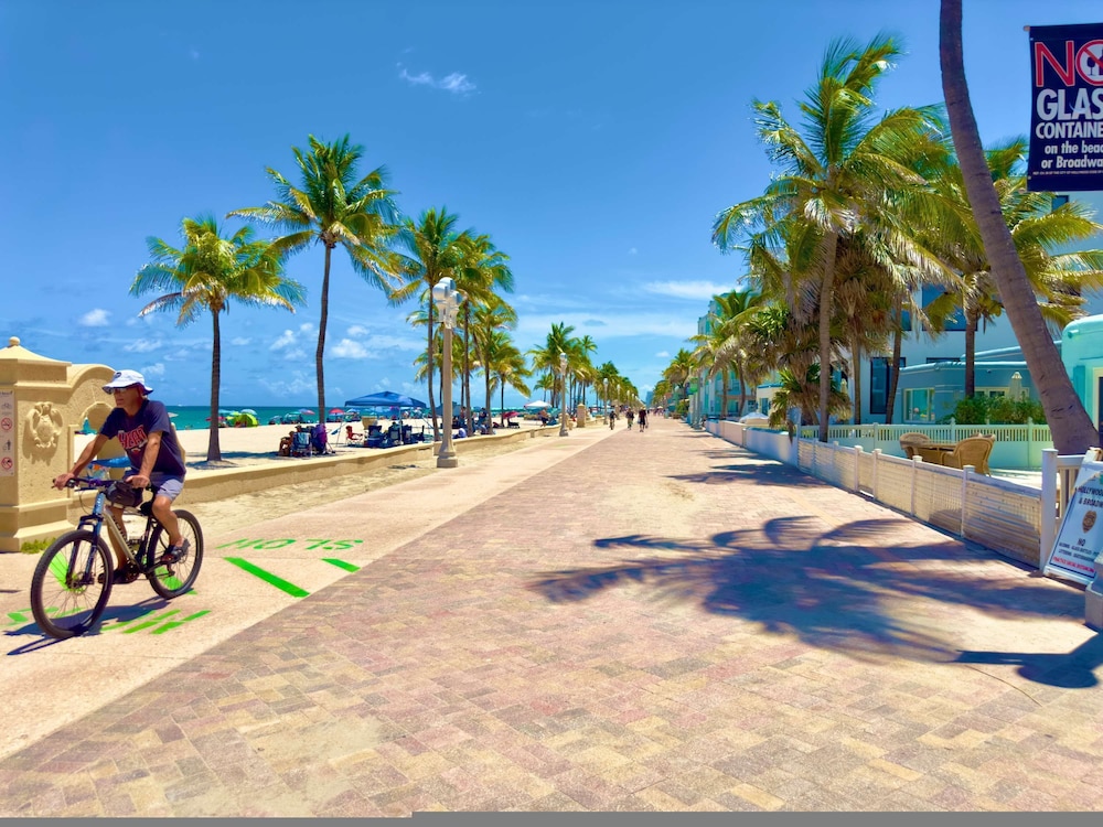 Southwinds 3 for 2 Queen Studio Steps to Beach