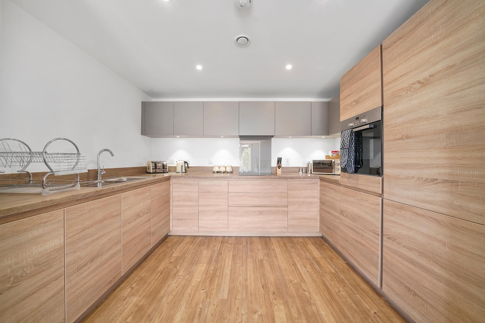 Kennet House Superior Serviced Apartment
