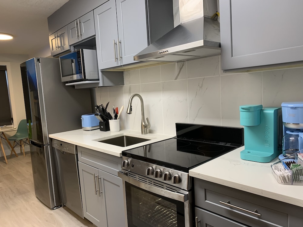 Canmore Vacations - A Lovely Studio with Full Kitchen  AC - Property Image 3