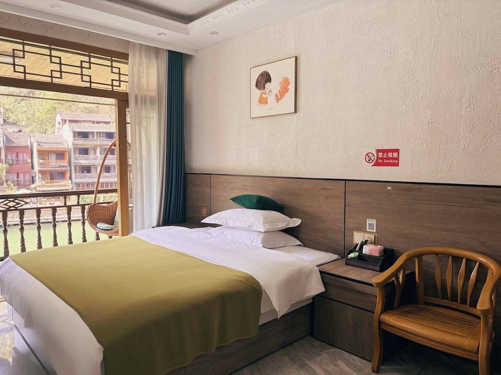 Fenghuang Oldtown Fuyuan Riverside Hotel
