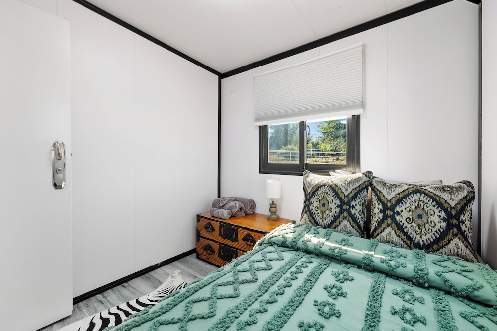 Zebra Ranch 2-br Tiny Home Mtn View Trails Brbq