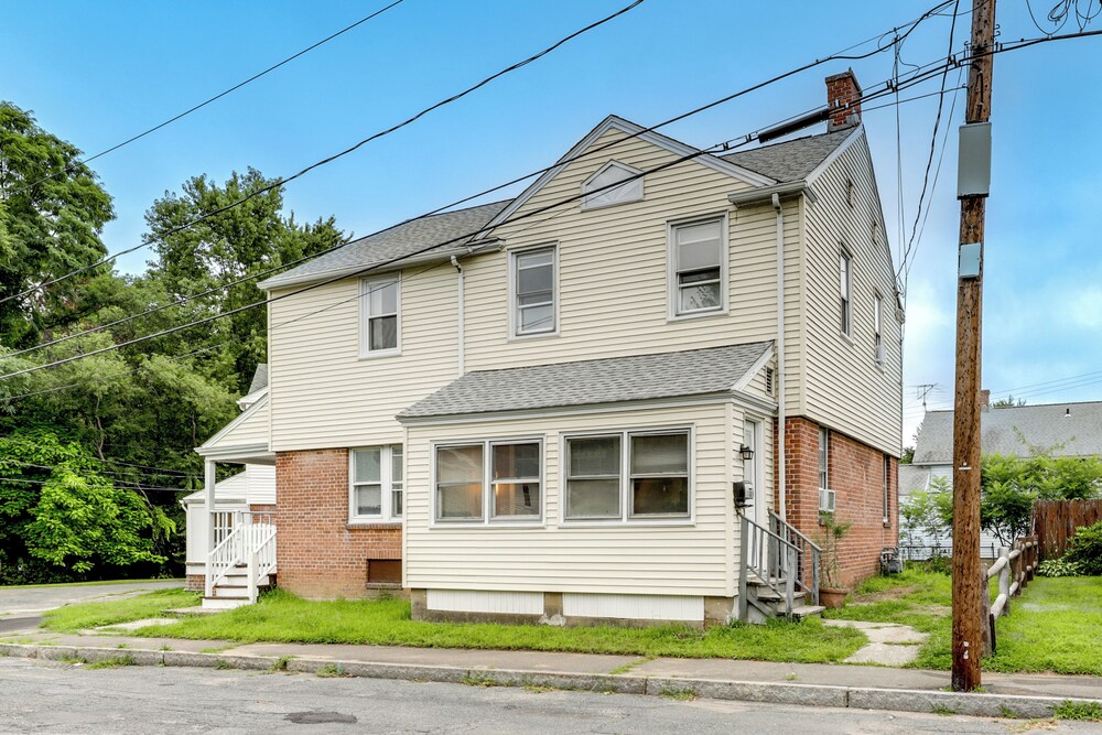 Easthampton Apartment Near Breweries & Rail Trail!