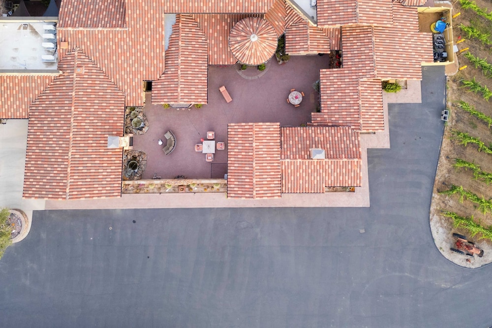 Soaking Tub, Vineyard Views & Wine Trail Access The Casita at Vines Estate by Avantstay