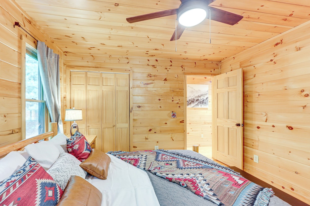5 Mi to Dtwn Blue Ridge: Spacious Cabin w/ Hot Tub