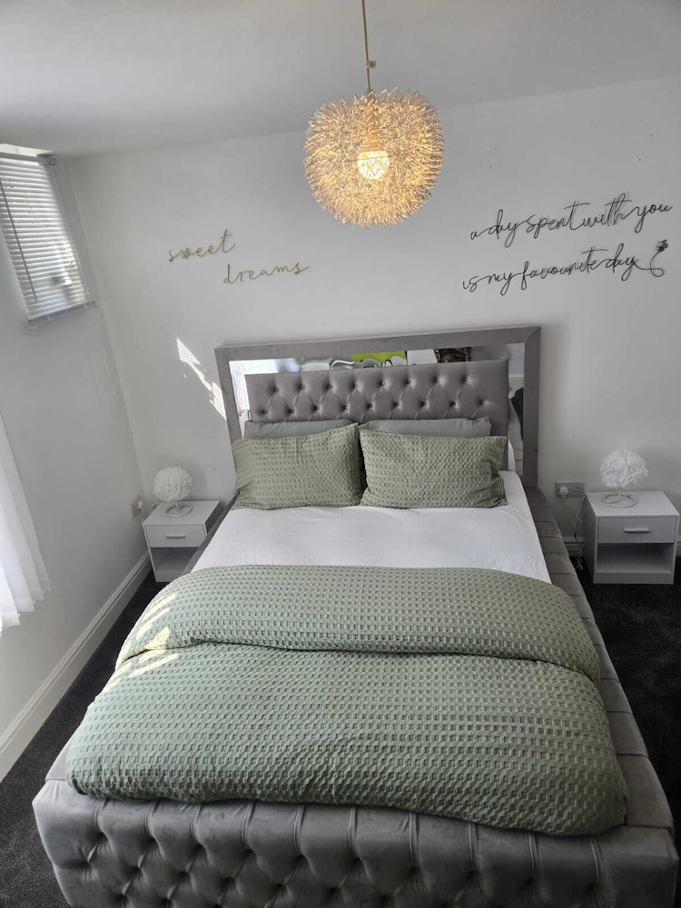Luxury Stylish Charming City Apartment With Private Entrance in Wolverhampton