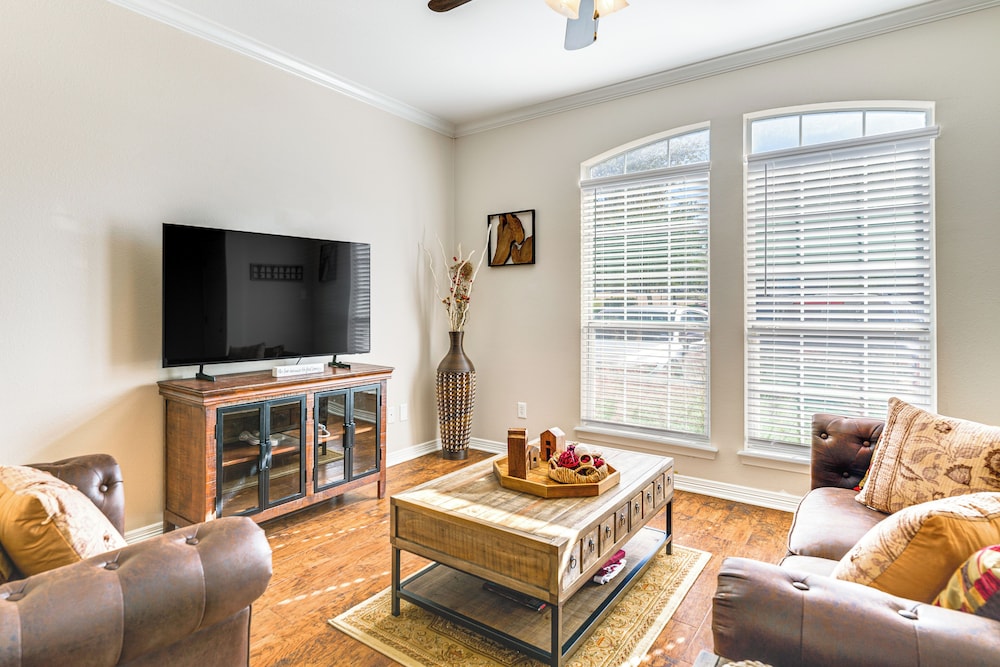2 Mi to Texas A&m: Unit w/ Pool & Hot Tub Access