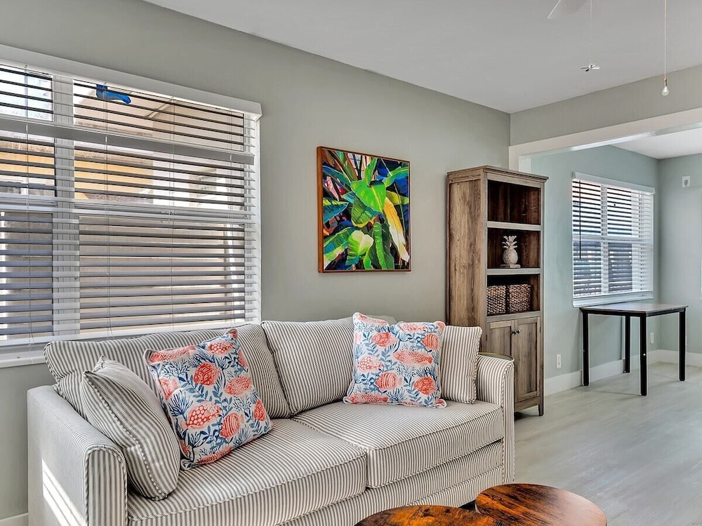 The Shell on Walnut 1br/1bath Hollywood Beach Free Parking