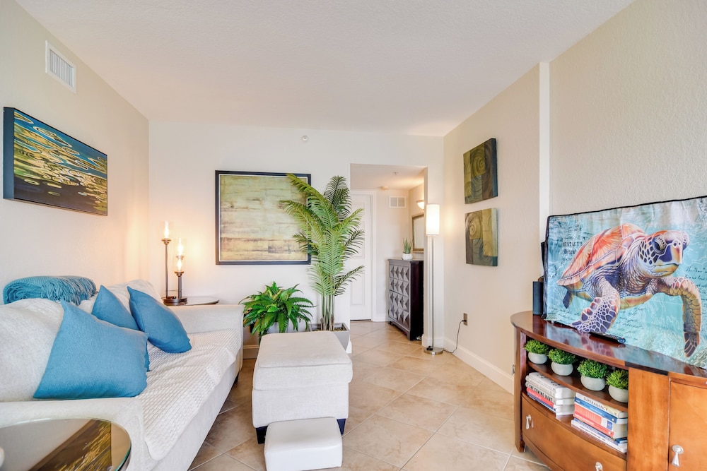Walk to Clearwater Beach: Dockside Condo