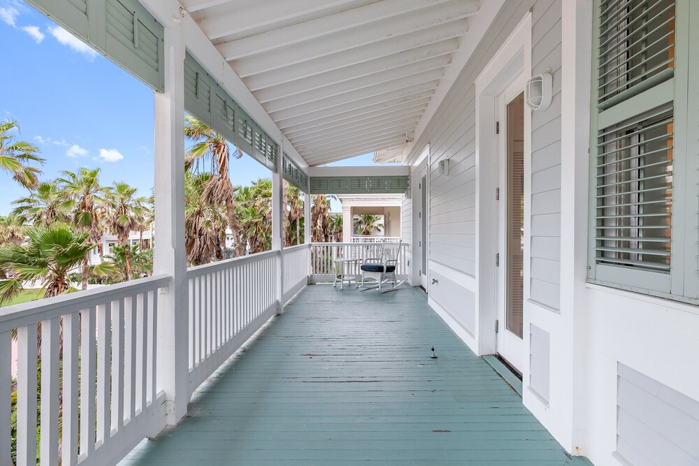 Palm House - Private Beachfront House 3 Bedroom Home by RedAwning