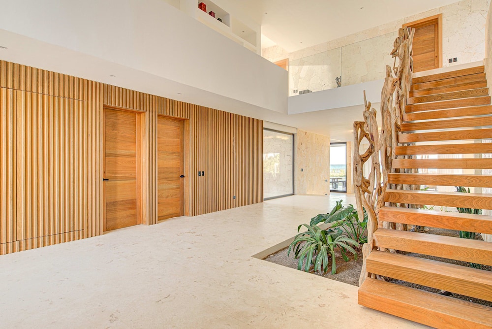 7-br Luxury Beachfront Paradise With Ocean Views