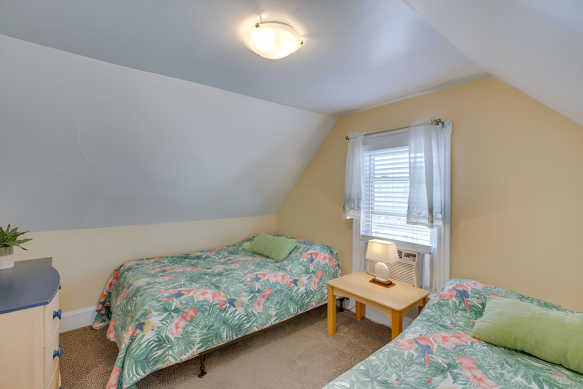 Wildwood House w/ Enclosed Porch - Walk to Beach!