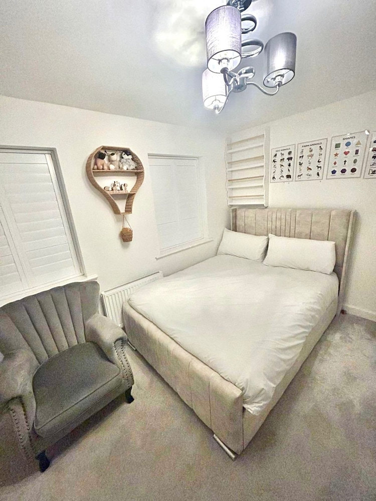 Luxurious Majestic 4 Bedroom- Free Parking