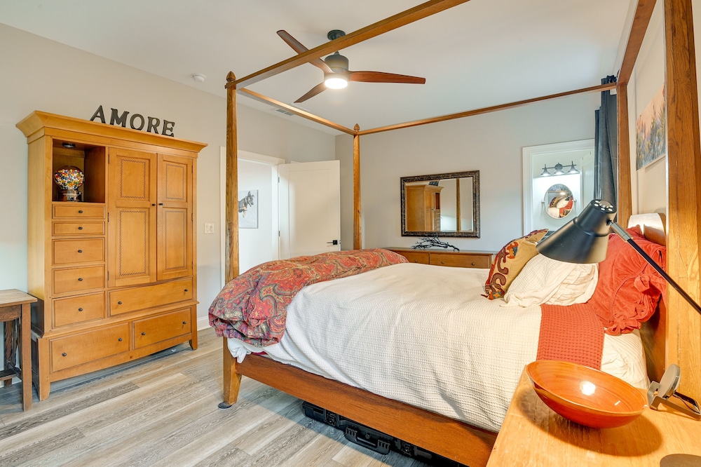 Expansive Georgetown Home w/ Decks & Fire Pit! view 2