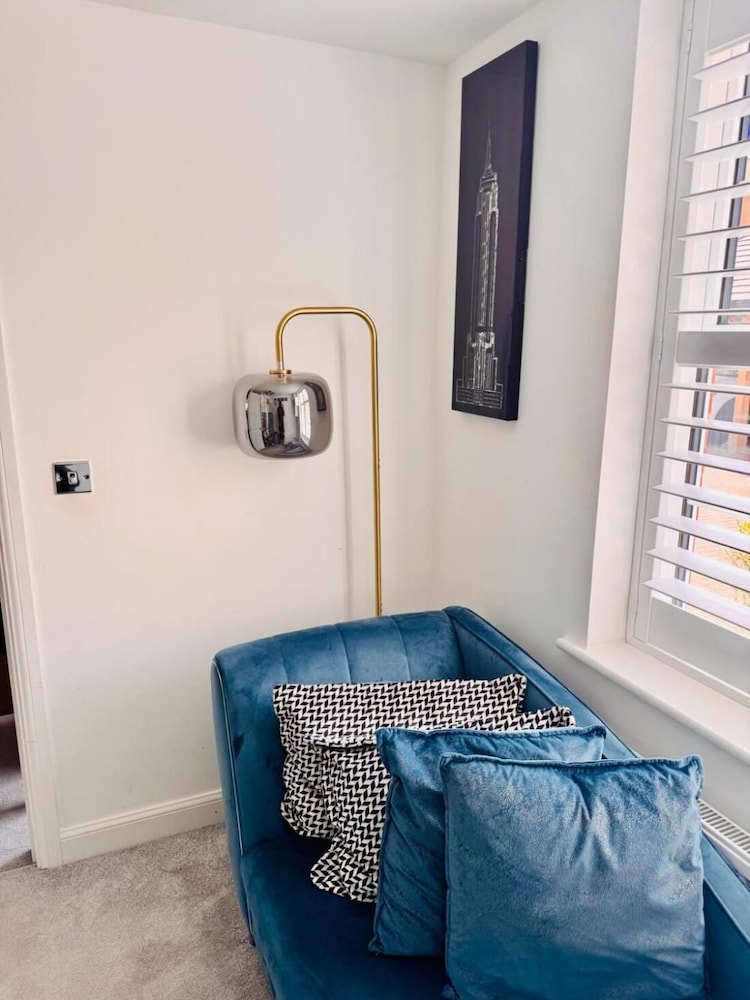 High END Spacious 4 Bed House - Free Parking