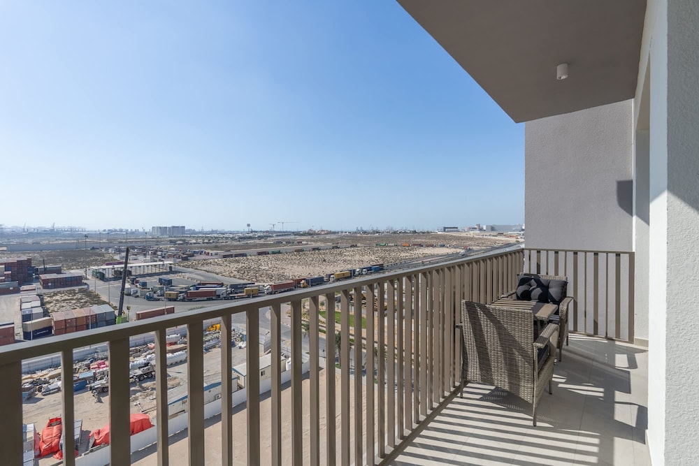 Modern and Peaceful 2 Bedroom in Amber by Azizi