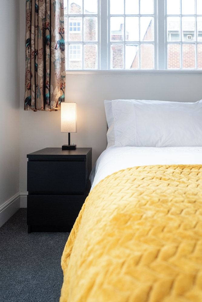 Gorgeous 1 BD in Central Cheltenham