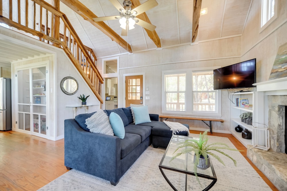 Dog-friendly Cabin w/ Fire Pit in Johnson City!