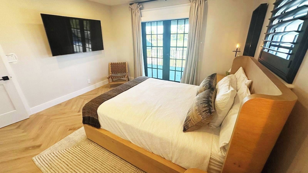New 5 Bedroom Modern Villa on Golf Course