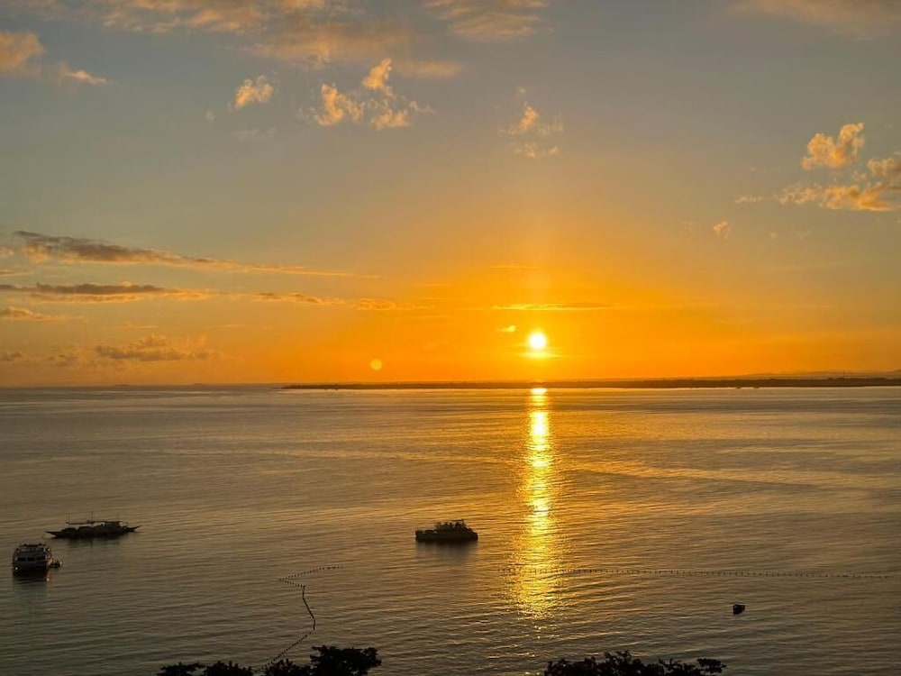 La Mirada Deluxe Suites with Oceanview
