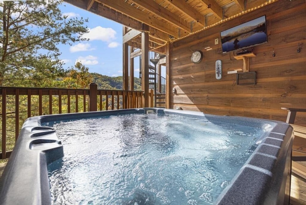 Eagle's Nest - 3 Bedrooms, 3.5 Baths, Sleeps 10 Home by RedAwning