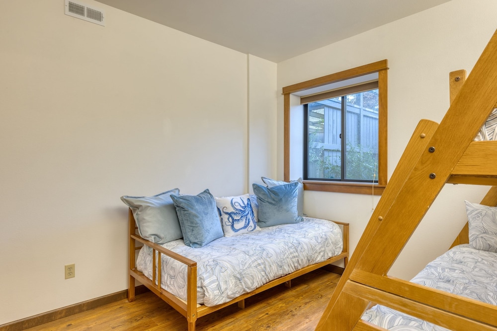 Half Block to Beach w Oceanview Patio Balcony The Shore Pine by Avantstay