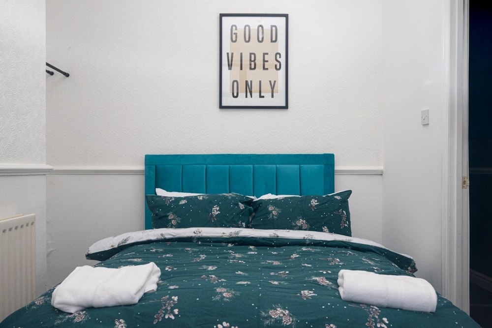 4-bedroom- Stoke-on-trent Sleeps 8- pet Friendly