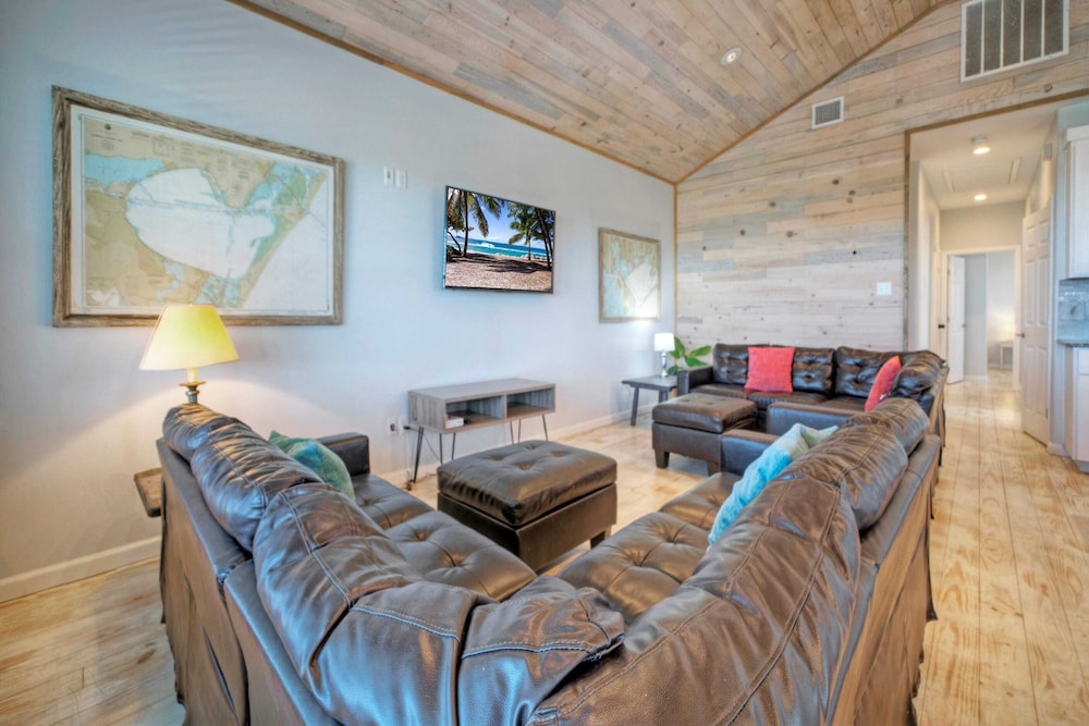 Sleeps 31 2 Homes w/ Boat Dock + Waterfront Pool Laguna Village Getaway