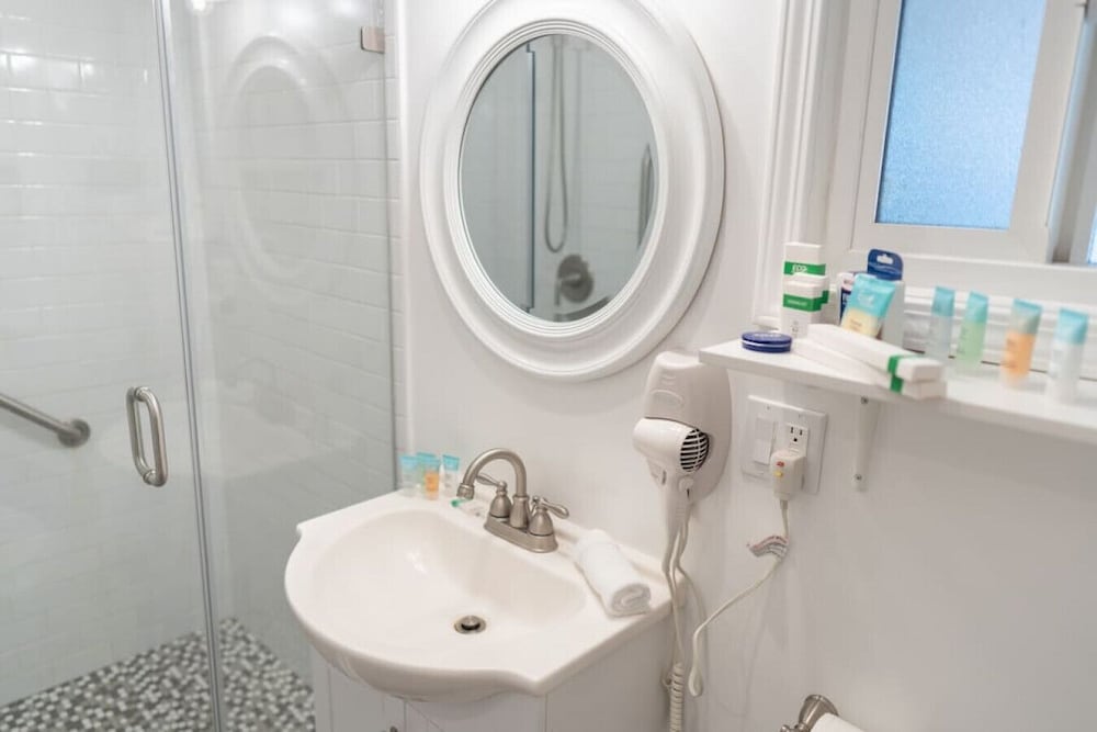 Updated 1BR House in Glendale With Private Fenced Yard p55