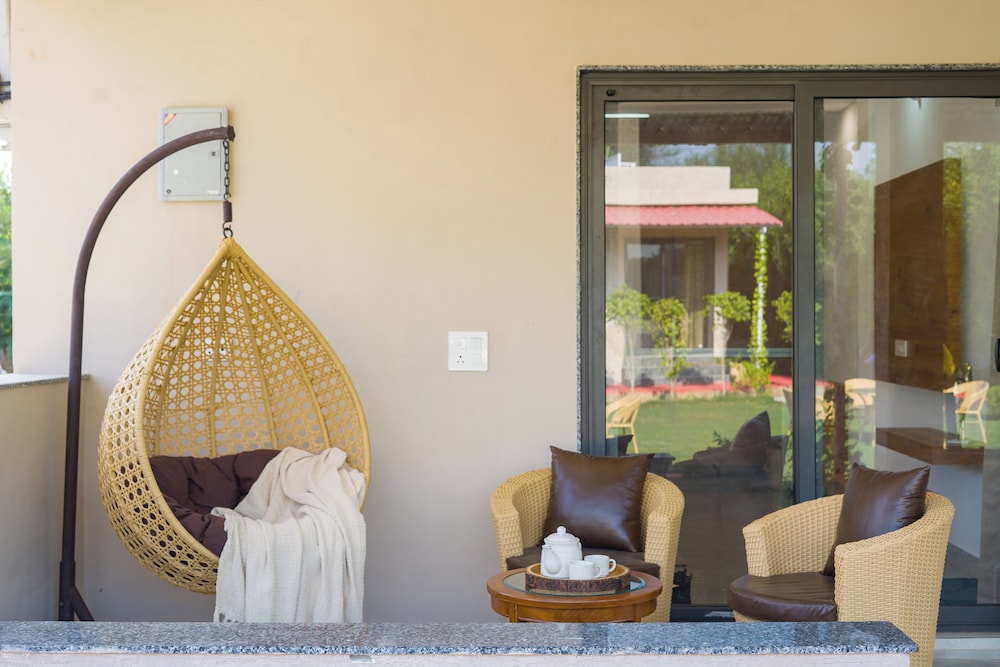 ELIVAAS 5 BHK With Pvt Pool - Zenora