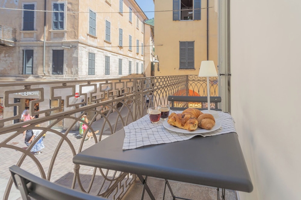 Independence Apartment With Balcony by Rent all Como