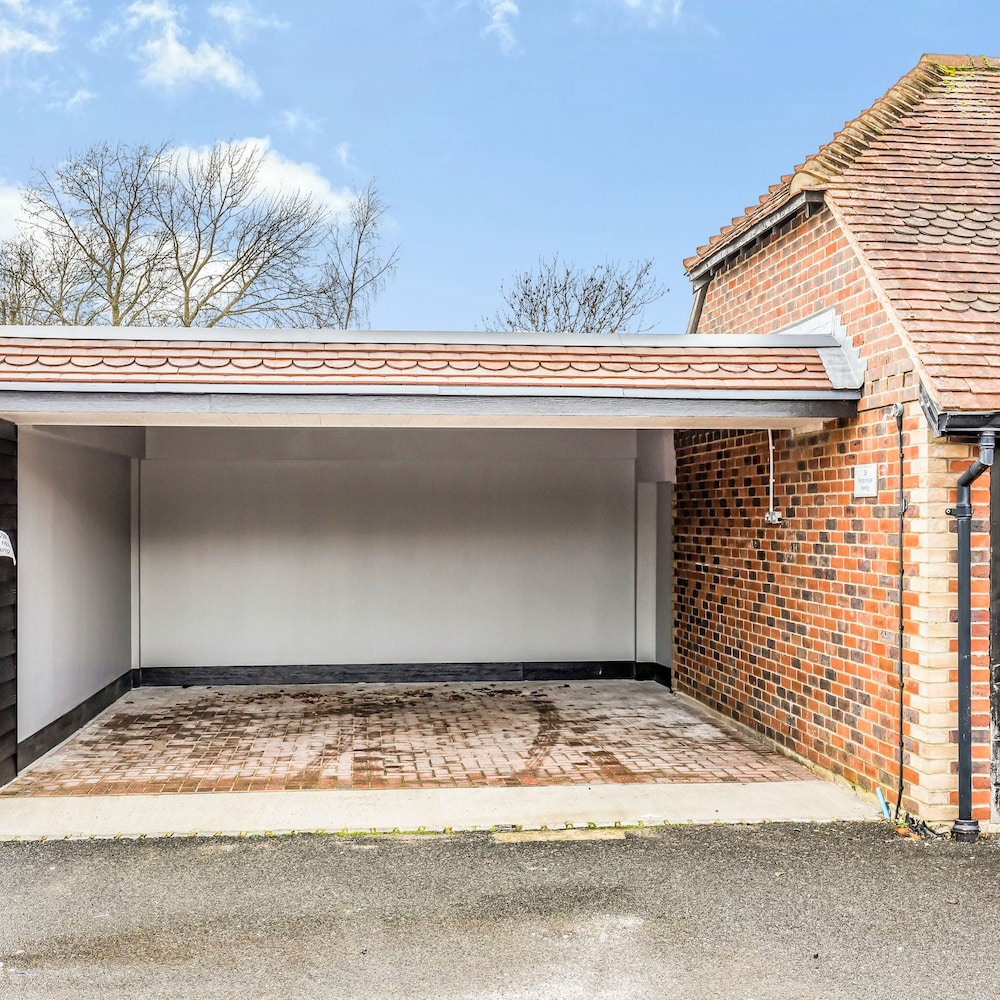 Stylish Ground Floor Apartment With Parking