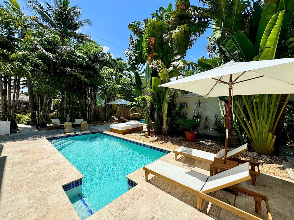 Islands Inn on the Drive - Poolside Paradise Suite - A1