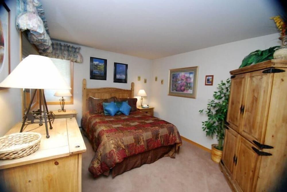 Ski Run Condominiums 2 Bedroom Apartment by Key to the Rockies