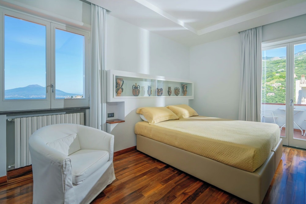 Luxury Levaina Villa, Sleeps 8 on the Amalfi Coast