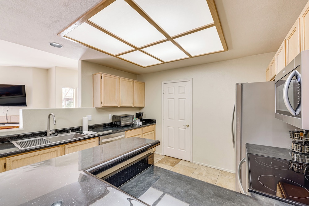 Near Hiking: Condo w/ Pool & Tennis in Phoenix!