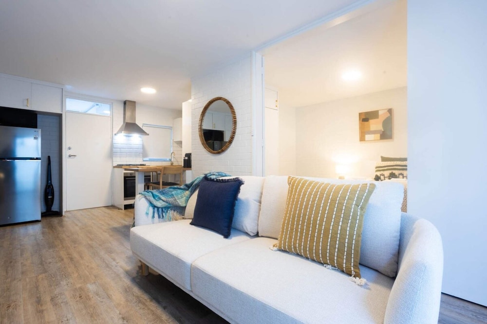 Lovely 1BR Apt in Bicton With Backyard and Parking