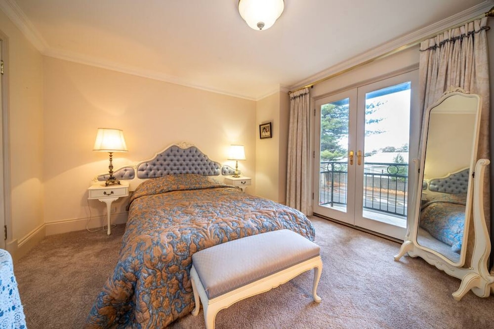 Glenelg Beach Stylish 2 Story Townhouse Sea View