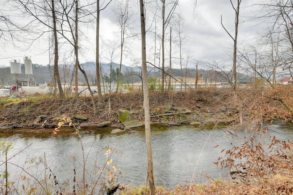 Blue Ridge Base Camp: Resort Cabin in Waynesville