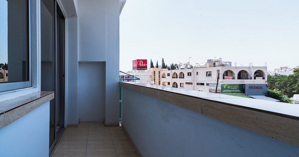 Cosy & Central Larnaca Suite