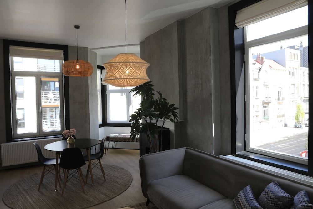 Kamiel -belle Epoque Apartment With Modern Comfort