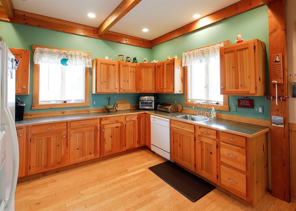 Cozy Cove Cottage Limit 6 3 Bedroom Cottage by RedAwning view 2