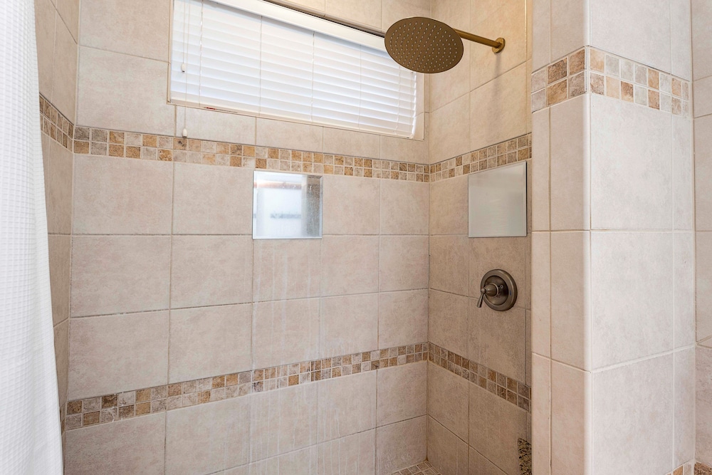Ground Floor - Private Corner Unit - Vrkcv