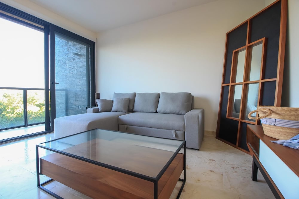 Lovely Charming Condo With Balcony and Great Pool Facilities view 3