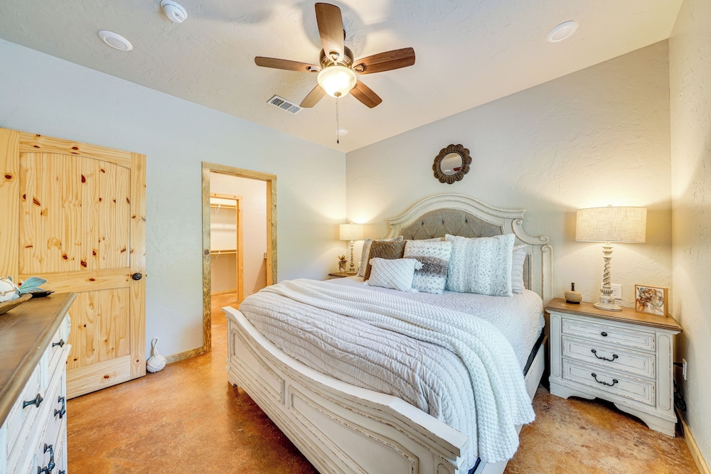 Walk to Restaurants: Hot Tub Haven in Broken Bow!