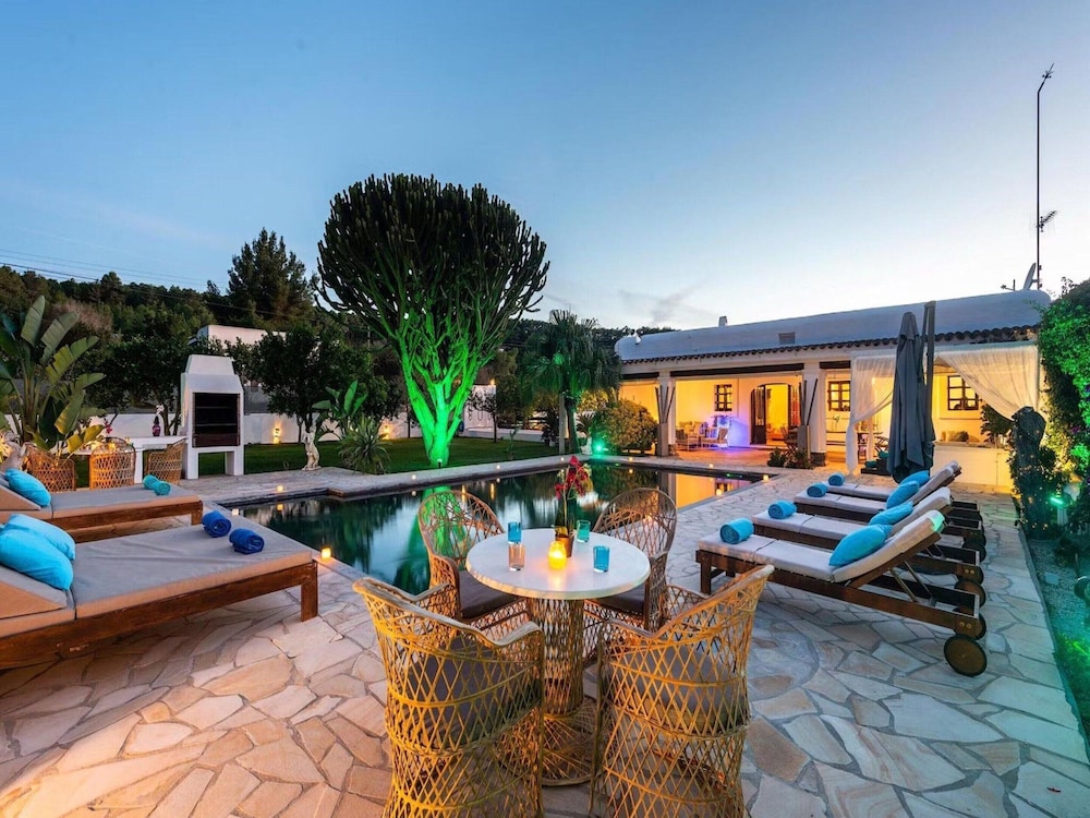 Inviting Villa With Beautiful Outdoor Area