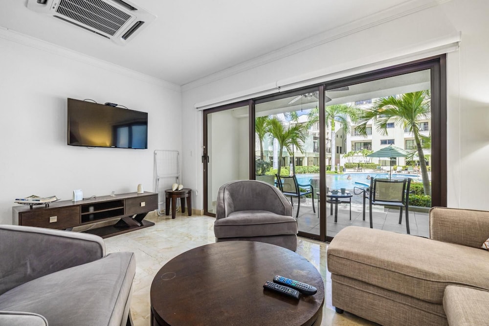 Beautiful One Bedroom Ground Level Palmaruba