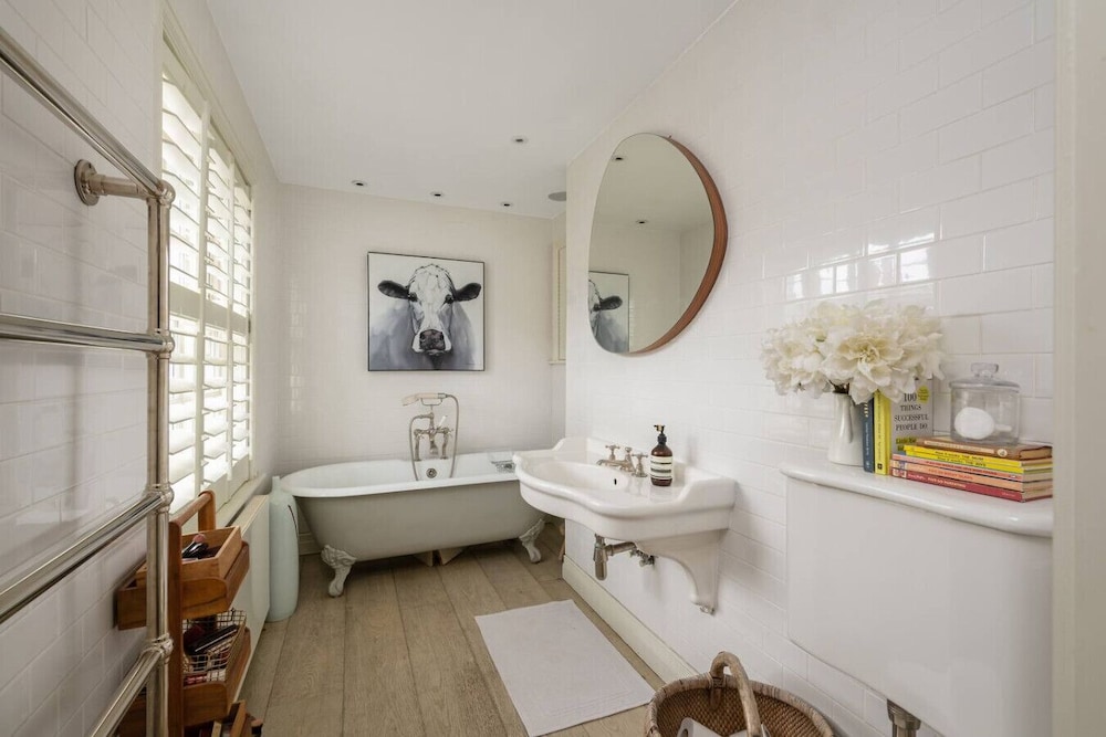 3-bed Home w Private Parking Fairytale Garden